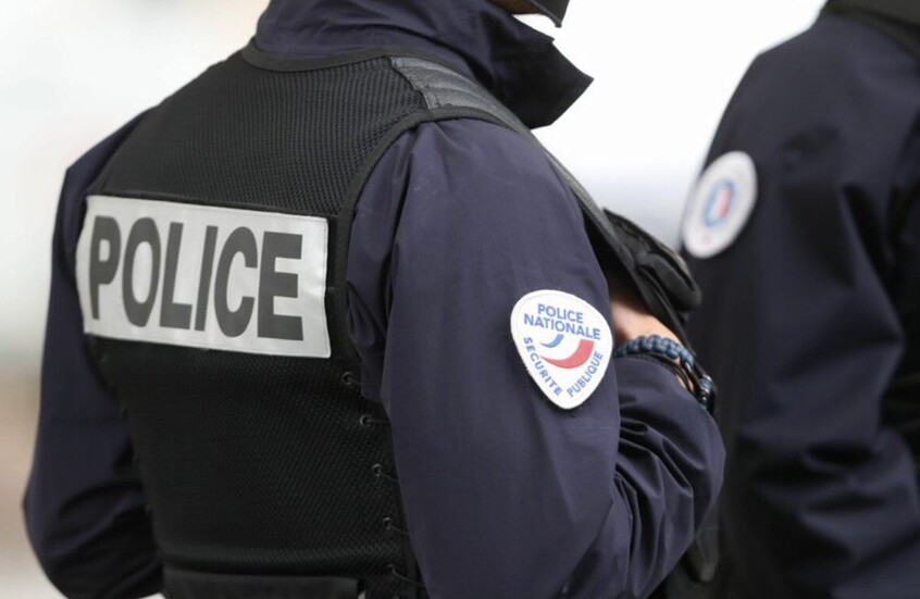 فرنسا.. صاحب مطعم بضواحي باريس يحتجز عددا من موظفيه كرهائن والشرطة تحاصر المكان (صور + فيديو)