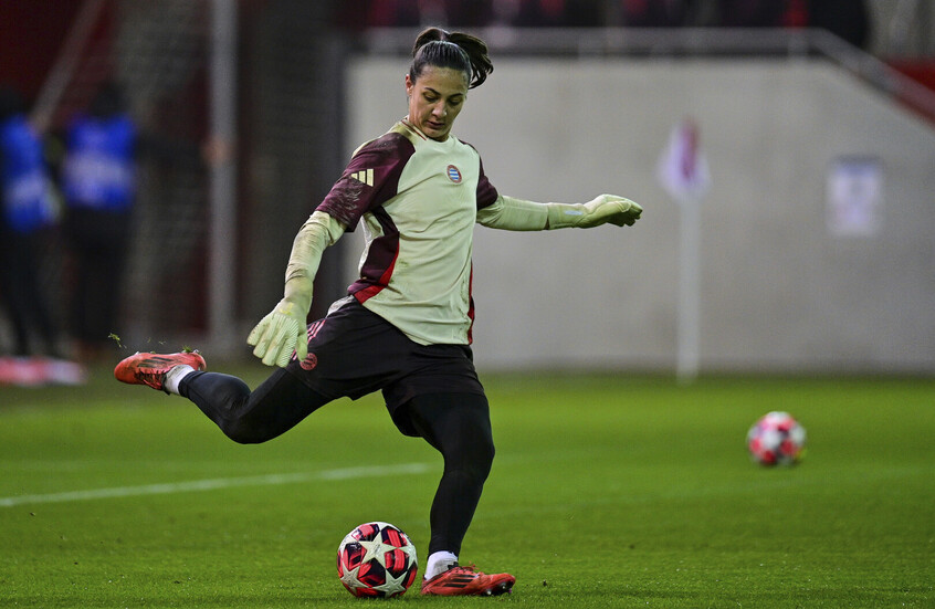 "مصابة بالسرطان".. موقف رائع من إدارة بايرن ميونخ تجاه لاعبته ماريا غروس (فيديو)