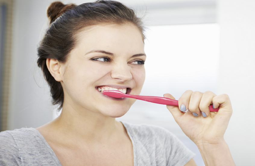 تنظيف الأسنان قد يكون مفتاح الوقاية من مرض مزمن لا علاج له