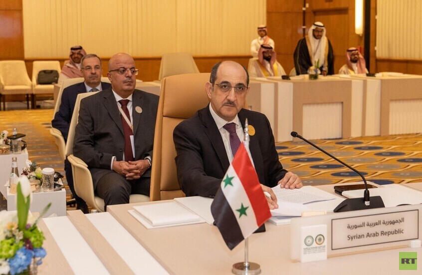 هي الزيارة الأولى منذ تعيينه.. وزير الخارجية السوري يصل إلى طهران