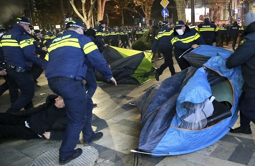 الشرطة الجورجية تفرق المعتصمين في وسط تبليسي وتزيل خيامهم (فيديو)