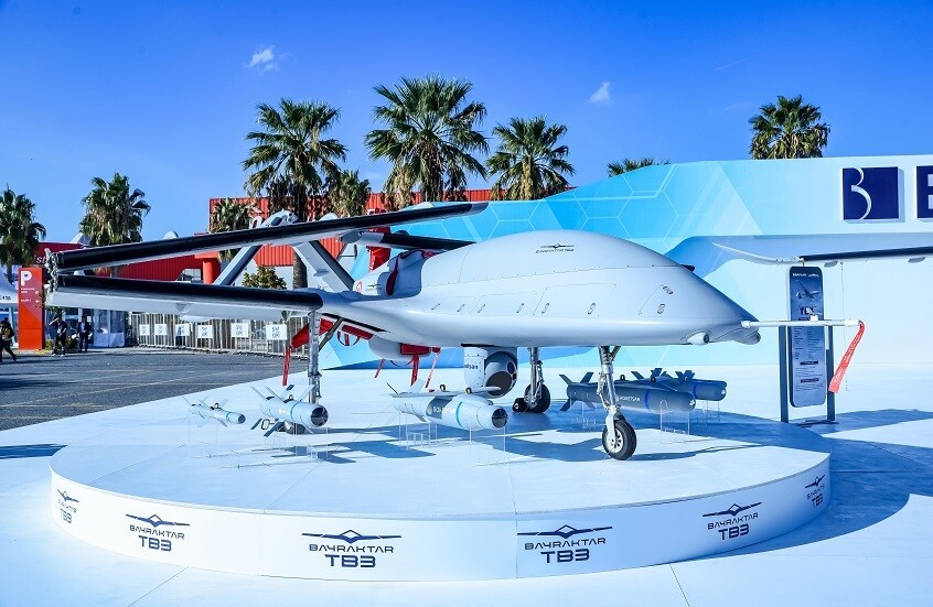 تركيا.. مسيّرة "بيرقدار" المطوّرة تنجح بالإقلاع والهبوط على متن سفينة