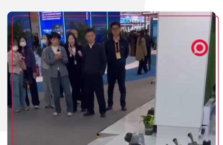 كلاب آلية ترحب بالضيوف في قمة 