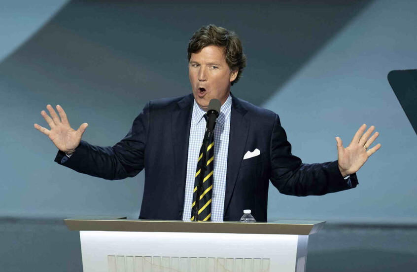 تاكر كارلسون: الرئيس البطة العرجاء بدأ حربا ساخنة مع أخطر دولة في العالم