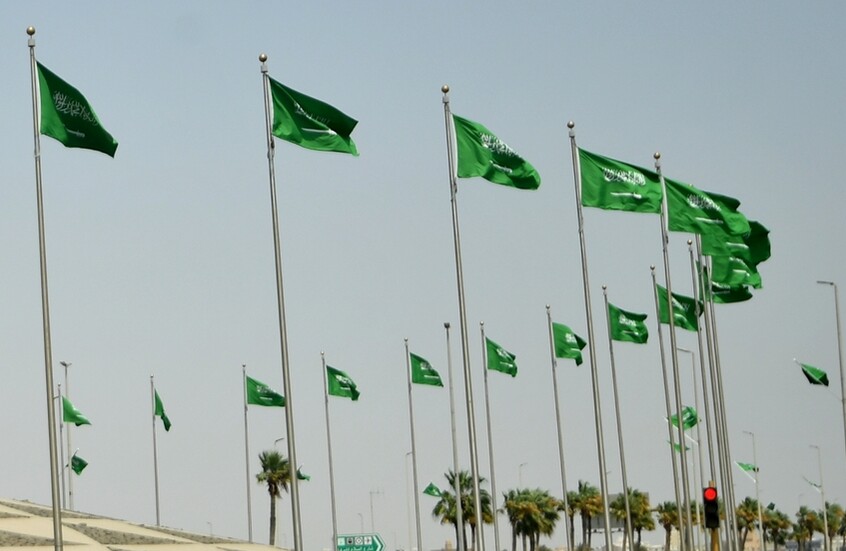 السعودية.. سقوط سيارة من أعلى جسر في الرياض و"المرور" يصدر بيانا (فيديو)