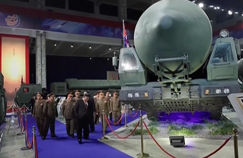 كيم جونغ أون يتفقد الترسانة العسكرية الكورية الشمالية في معرض للأسلحة