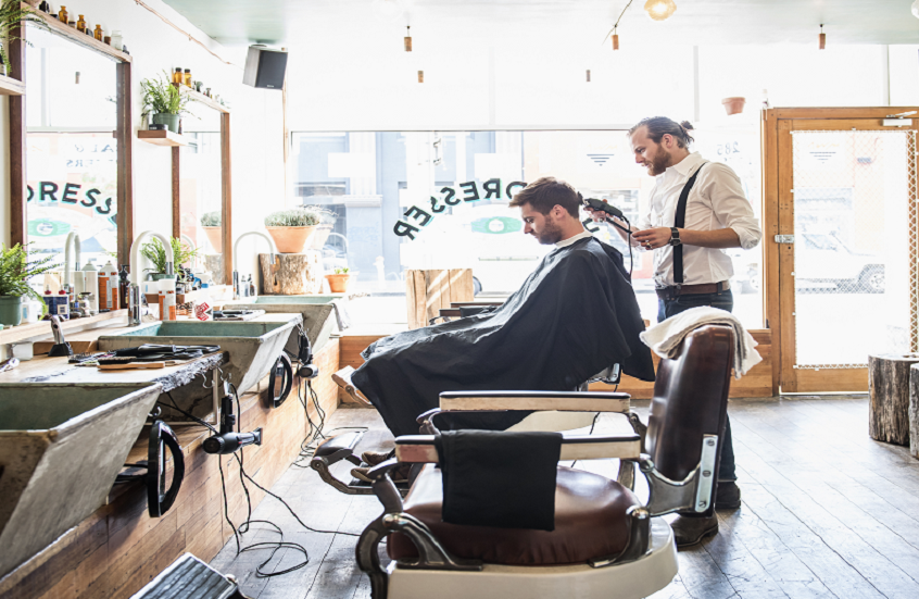 خطأ شائع في محلات الحلاقة قد يصيب الرجال بعدوى فطرية