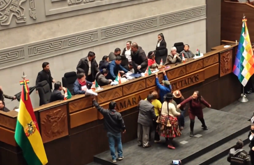 من جديد.. مشاجرات عنيفة بين النواب في الكونغرس البوليفي