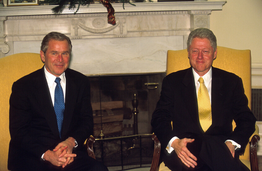 بيل كلينتون يكسر جدار الصمت بشأن تقارير شغلت الرأي العام الأمريكي عند تولي جورج بوش الابن الرئاسة