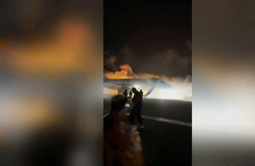 إجلاء الركاب من طائرة روسية مشتعلة في مطار أنطاليا التركي