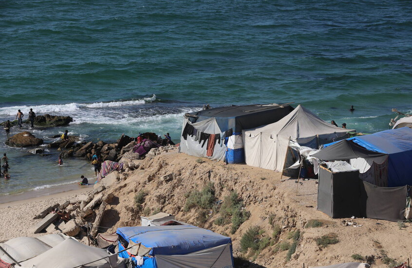 مياه البحر تجرف خيام النازحين في منطقة المواصي غرب خان يونس