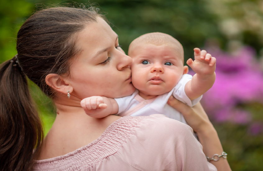 مخاطر تقبيل حديثي الولادة