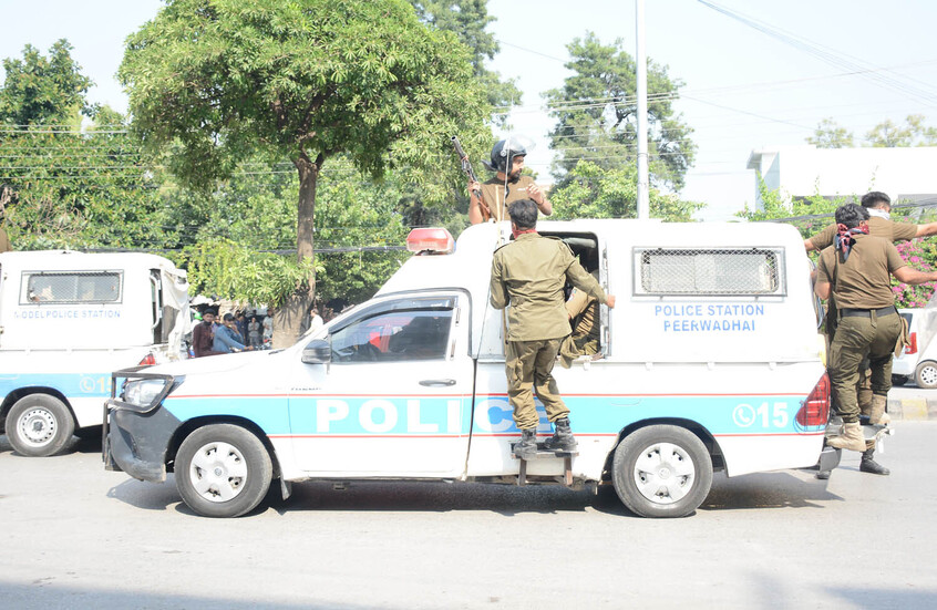 باكستان.. مقتل 4 أفراد في قوات شبه عسكرية و2 في الشرطة في مواجهات مع أنصار خان