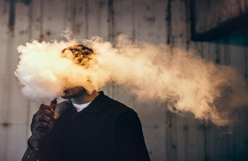 اكتشاف ارتباط مثير للقلق بين التدخين الإلكتروني والخرف