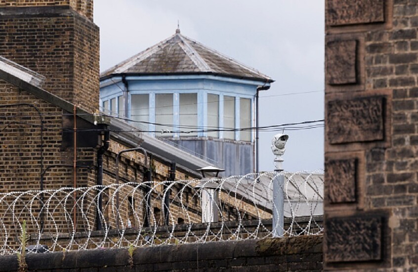 "الإندبندنت": سجون بريطانيا تكتظ بالسجناء والقوارض والبق والعناكب