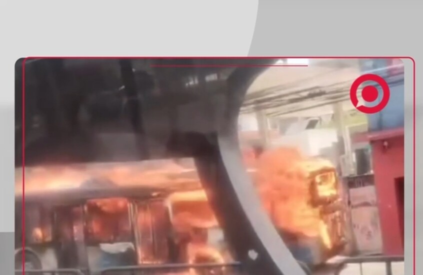 احتراق حافلة واصطدامها بعمود كهرباء أثناء سيرها في أحد شوارع البرازيل