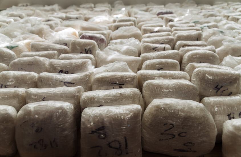 مخبأة بطريقة احترافية.. الجهات الأمنية في اليمن تضبط شحنة مخدرات كانت في طريقها إلى دول الجوار (صور)