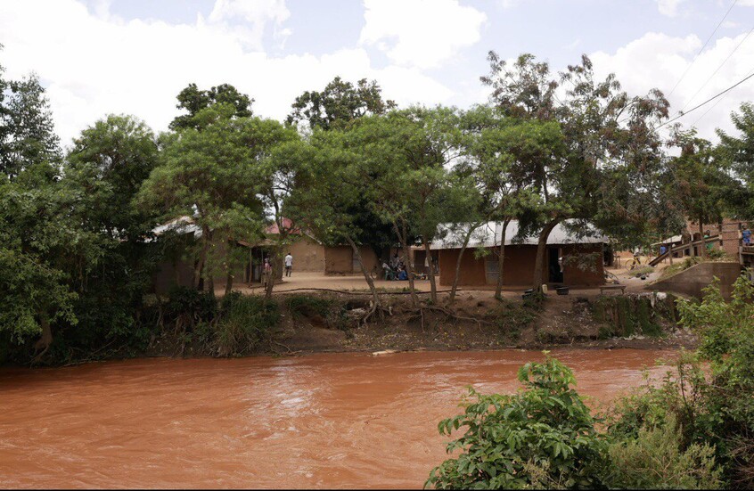 13 قتيلا بانهيارات أرضية طمرت 40 منزلا في أوغندا (فيديوهات)