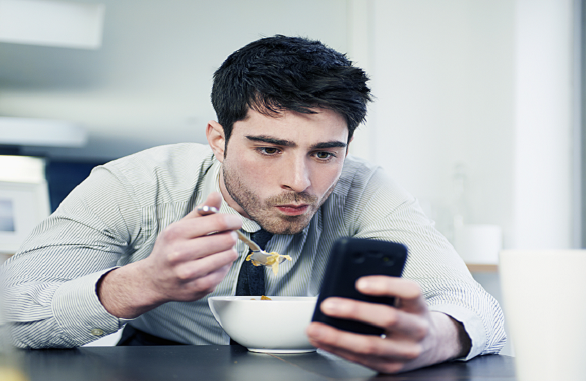 مخاطر استخدام الهاتف أثناء تناول الطعام