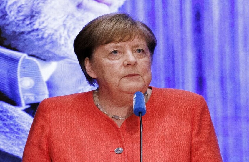 ميركل تنصح أوكرانيا بالتريث حتى يتحسن وضعها التفاوضي