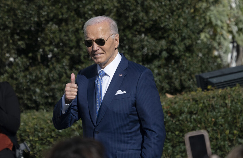 "نيويورك بوست": بايدن يصدم المارة بعملية شراء في "الجمعة السوداء" (صور)