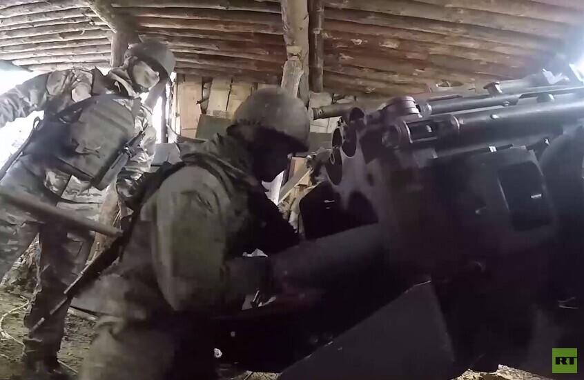 مدافع "Giatsint-B" الروسية تدمر معاقل ووحدات قتالية أوكرانية