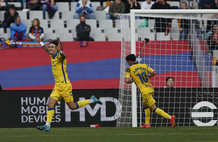لاس بالماس يصعق برشلونة في عقر داره