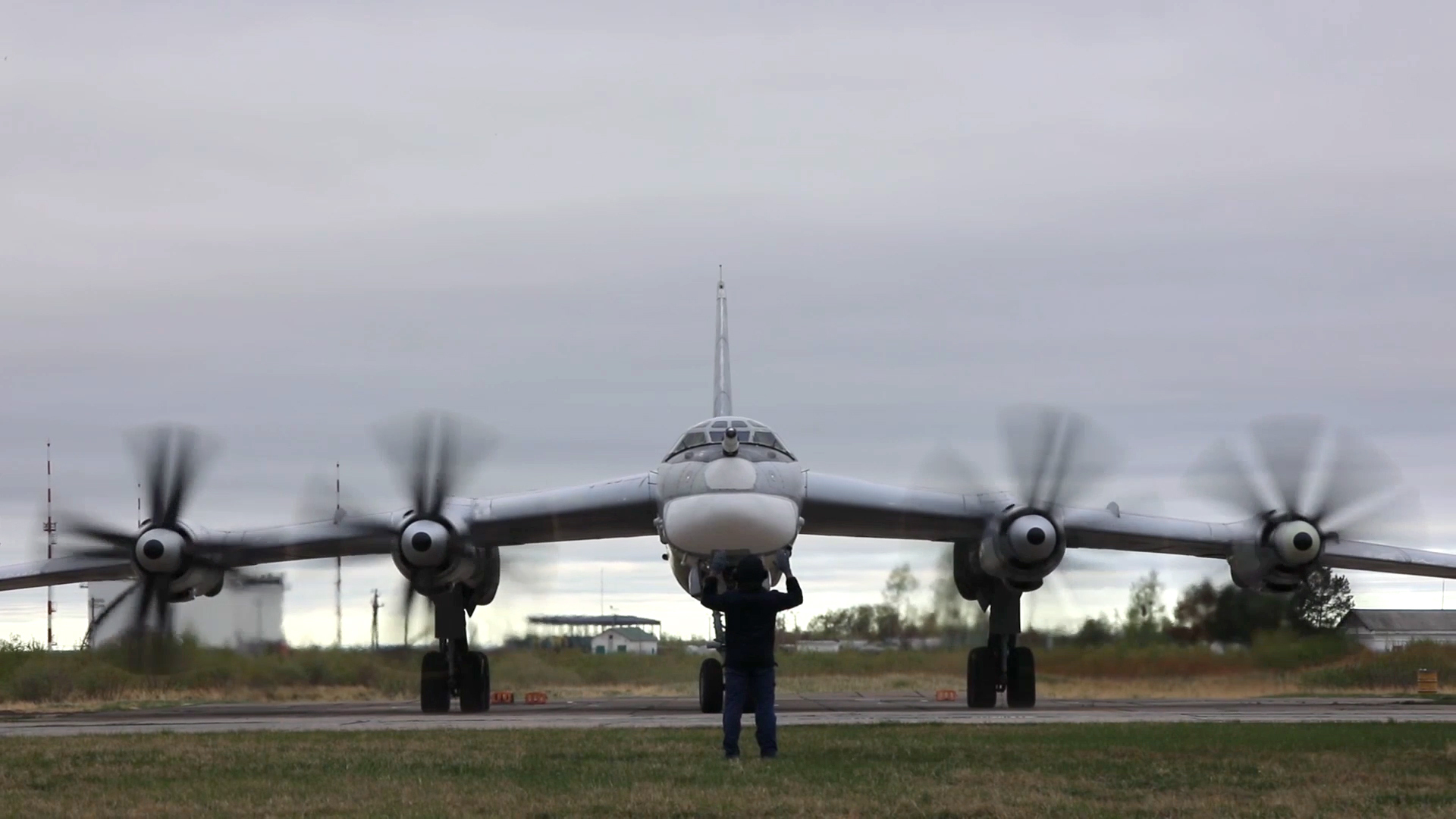 قاذفتان استراتيجيتان من طراز "Tu-95MS" تنفذان طلعة جوية مجدولة فوق بحر بارنتس (فيديو)