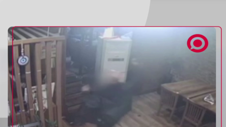 رجل يهاجم مطعما بمدينة تركية شاهرا "ساطورا" مما أثار الرعب وسط الزبائن