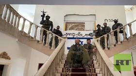 عضو كنيست عن حزب بن غفير يلتقط صورة تذكارية كجزء من خدمته بمنزل جنوب لبنان