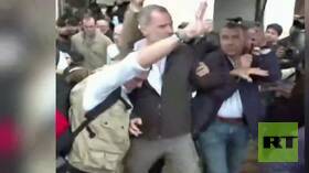 ملك إسبانيا فيليب السادس يتعرض لسخط السكان وللرشق بالطين