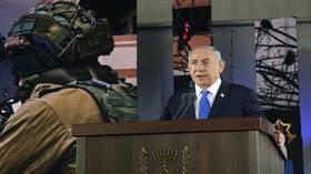 بعدما ضربت مسيّرة نافذة غرفة نوم نتنياهو.. تأجيل حفل زفاف نجل رئيس الوزراء الإسرائيلي (صور)