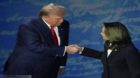 صحيفة "شارلي إبيدو" تسخر من ترامب وهاريس بـ"كاريكاتير" (صورة)