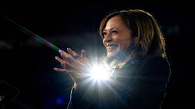 كاميرا هاتفها تفضحها.. هاريس تتعرض لموقف محرج يوم الانتخابات (فيديو)