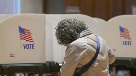 استطلاع للرأي يكشف من الفئات التي دعمت هاريس وترامب