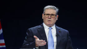 "فوز تاريخي".. ستارمر يهنئ ترامب