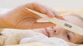 طبيبة تشير إلى الطرق الخاطئة في خفض درجة حرارة الطفل وتقترح الوسائل الآمنة