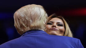 عودة فرضية "البديلة".. ما سر تغير ملامح ميلانيا ترامب عشية الانتخابات؟ (صور)