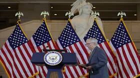 تاكر كارلسون يطالب ترامب بالتحرك قبل الانقلاب على أجندته في مجلس الشيوخ