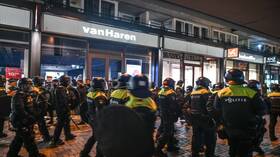 "رويترز": شرطة أمستردام تفرق مظاهرة مؤيدين للقضية الفلسطينية وتعتقل العديد من المتظاهرين