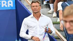 مدرب المنتخب السعودي يحبس دموعه معلقا على غياب فهد المولد (فيديو)