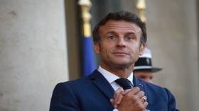 زاخاروفا: ماكرون يجثو على ركبتيه "متعة" لا "عقابا"