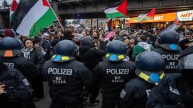 ألمانيا.. الشرطة تحتجز 111 شخصا خلال مظاهرة مؤيدة لفلسطين (صور + فيديو)