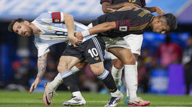 "ماذا تفعل يا أحمق؟".. ميسي ينفعل على لاعب بيرو في مواجهات تصفيات أمريكا الجنوبية