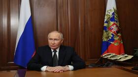 أكبر متجر إلكتروني روسي يطرح قميصا بصورة بوتين وخلفه صاروخ "أوريشنيك"