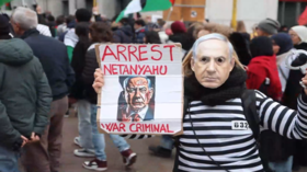 ميلانو.. متظاهرون مؤيدون لفلسطين يطالبون بتنفيذ مذكرة المحكمة الجنائية الدولية