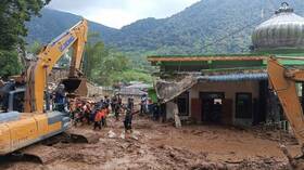 فيضانات تضرب جزيرة سومطرة الإندونيسية ورجال الإنقاذ ينتشلون 16 جثة من أسفل أطنان من الوحل (فيديو)