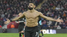 ماذا يعني أن يتحسس رأسه؟.. "لغة الجسد" تفضح محمد صلاح (فيديو)