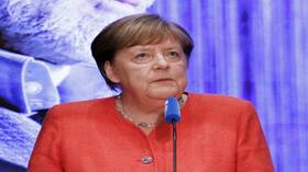 ميركل تنصح أوكرانيا بالتريث حتى يتحسن وضعها التفاوضي