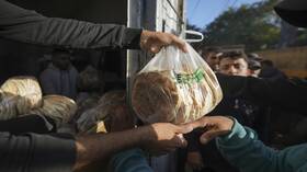 وفاة طفلين وسيدة اختناقا جراء تدافع حشود "الجائعين" أمام مخبز في قطاع غزة